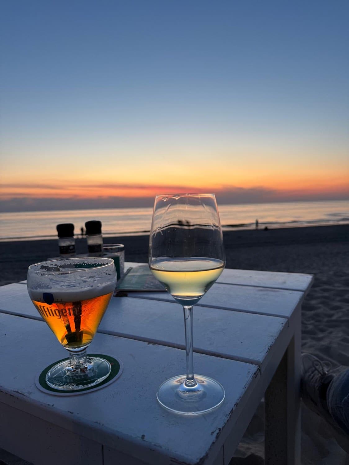 Borrel op het strand bij zonsondergang