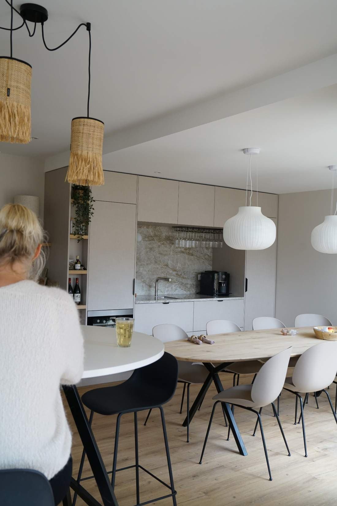 Esszimmer mit langem Tisch und Stehtisch