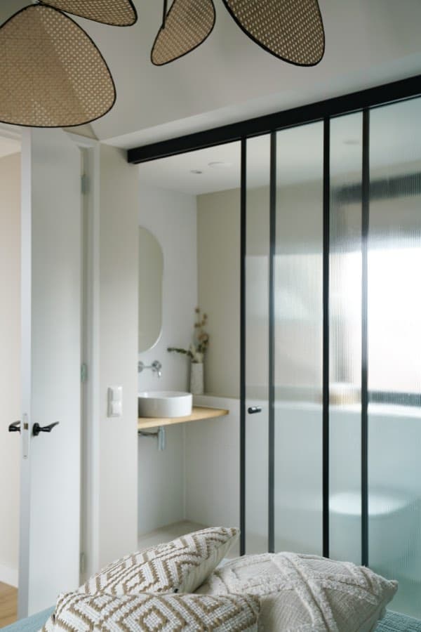 Badezimmer hinter der Glaswand
