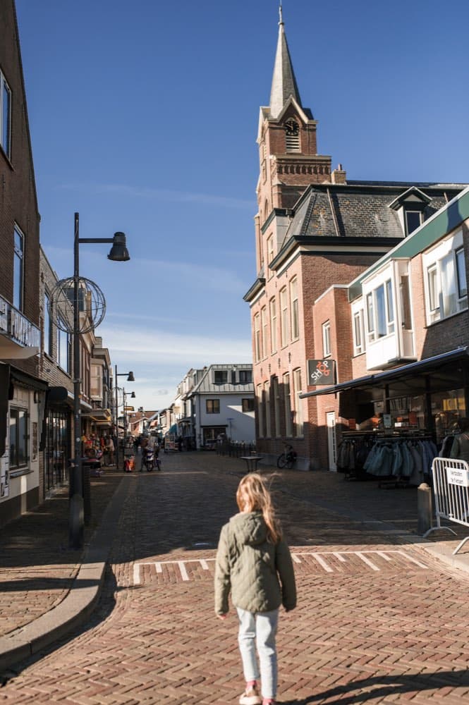 De Voorstraat, de levendige winkelstraat van Egmond aan Zee, met de kerk
