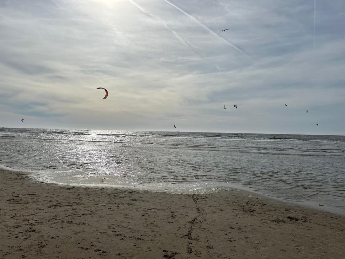 Kitesurfers voor de kust van Egmond