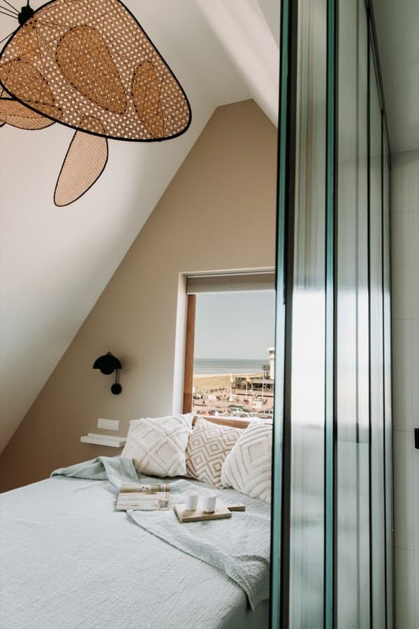 Schlafzimmer mit Blick auf Strand und Meer