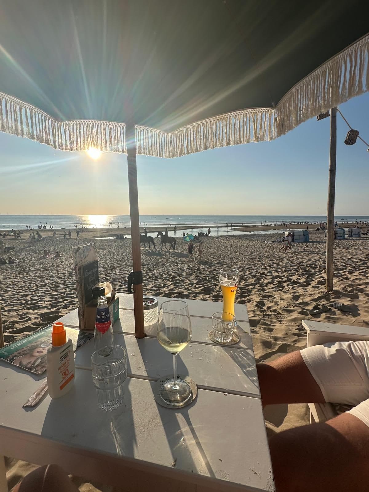 Borrel op het terras van een strandpaviljoen in Egmond aan Zee