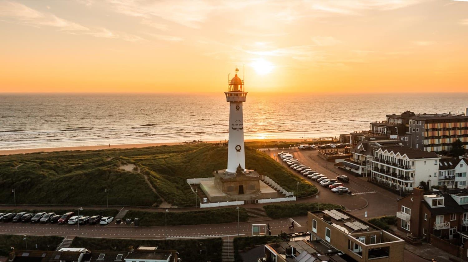 Vuurtoren van Egmond bij zonsondergang