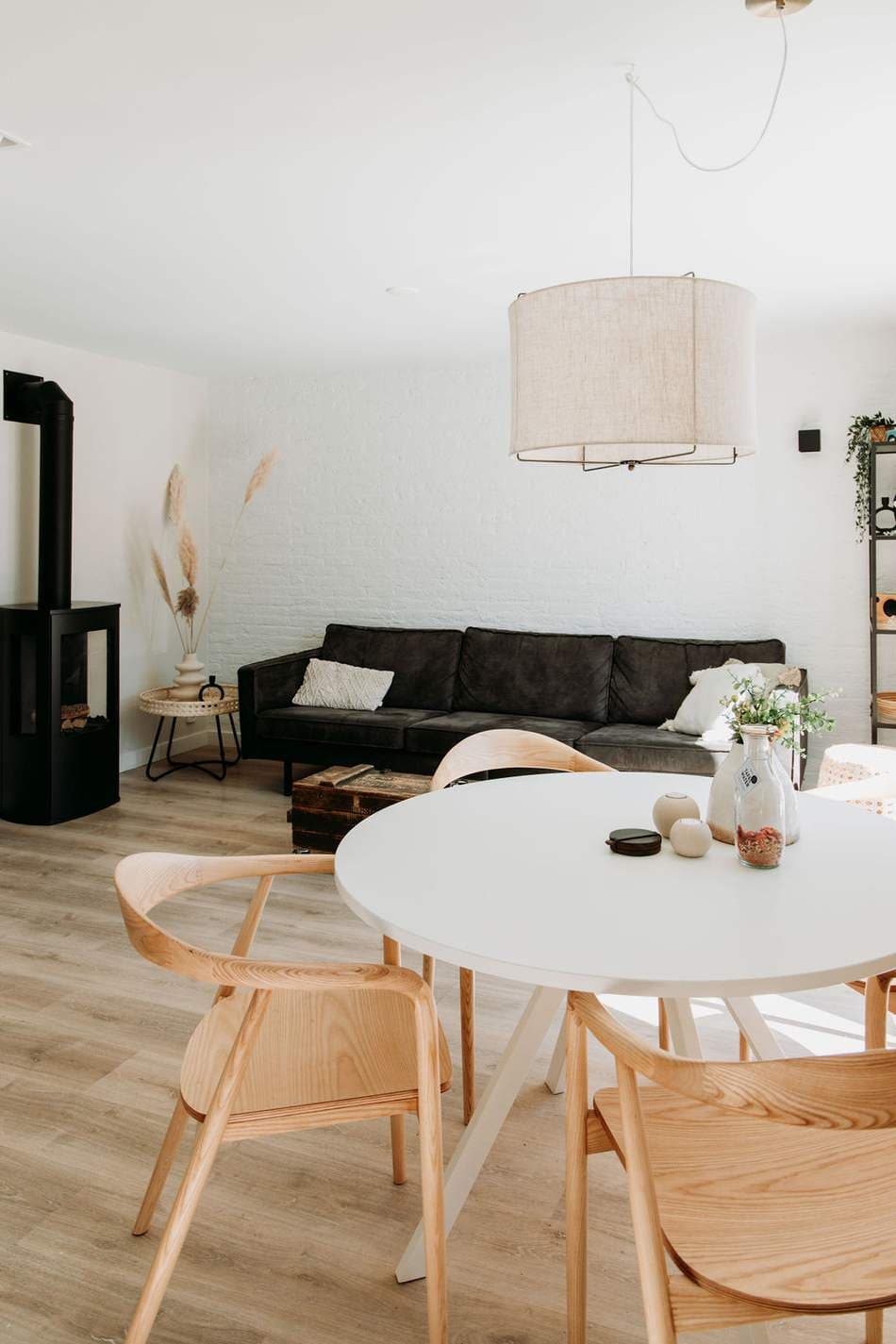 Woonkamer met bank en gashaard
